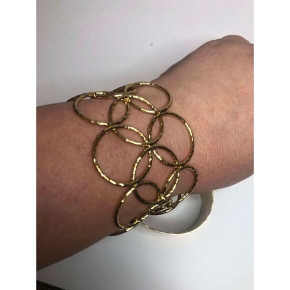 836 Lot of 2 goldtone wide cuff bracelets hammered goldtone, circle goldtone - Picture 3 of 3